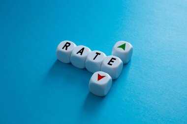 Değişen finansal oranları gösteren oklarla zar atma oranı