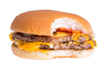 Beyaz arkaplanda balık burger izole