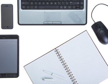 Beyaz arka plan üzerinde izole tablet ile defter