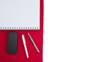 Beyaz tablo üzerinde çalışan elementlerin üst görünümü