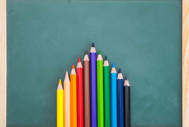 Okul kavramı renkli kalem Blackboard arka plan üzerinde