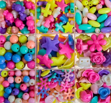 Beyaz üzerine çeşitli boncuklar