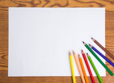 beyaz kağıt ve renkli kalem