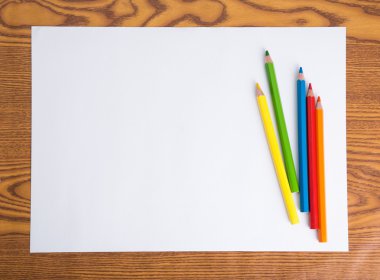 beyaz kağıt ve renkli kalem