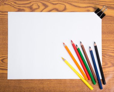 beyaz kağıt ve renkli kalem