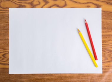 beyaz kağıt ve renkli kalem