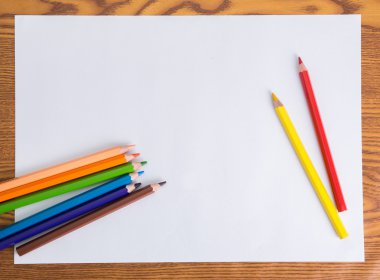 beyaz kağıt ve renkli kalem