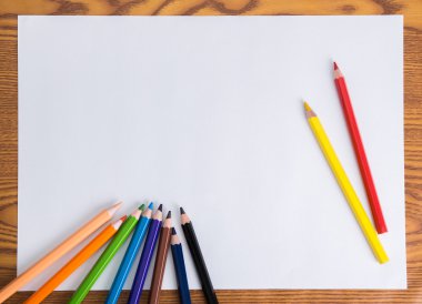 beyaz kağıt ve renkli kalem