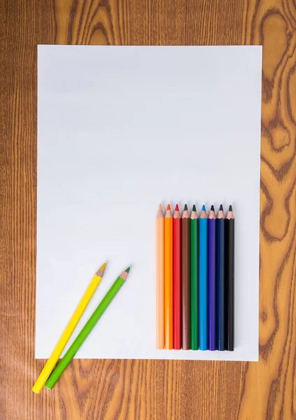 Carta bianca e matita di colore — Foto Stock