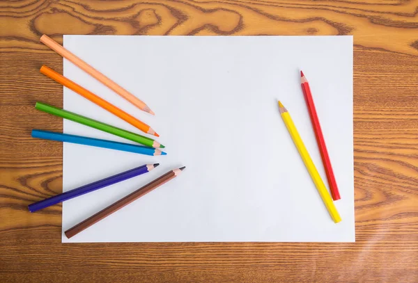 Бумага и цветной карандаш — стоковое фото