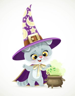 Sihirbaz şapkası ve peleriniyle şirin çizgi film kedisi beyaz arka planda izole edilmiş kazanda bir iksir mayalar.