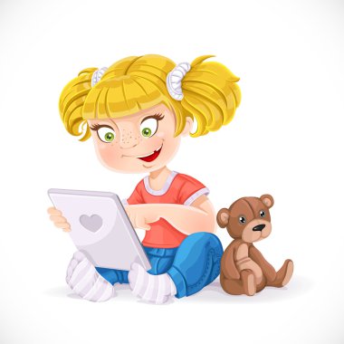 Bir tablet ve bir t ile katta oturan güzel küçük kız