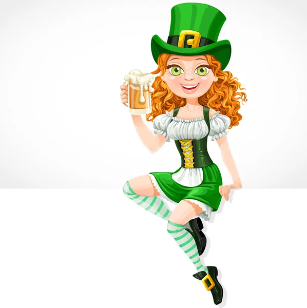 Leprechaun di ragazza che si siede sul banner bianco e offre una birra — Vettoriale Stock