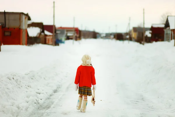 Счастливый ребенок на улице . — стоковое фото