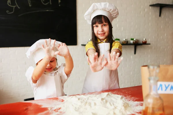 El niño cocina . —  Fotos de Stock