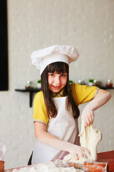 El niño cocina . —  Fotos de Stock