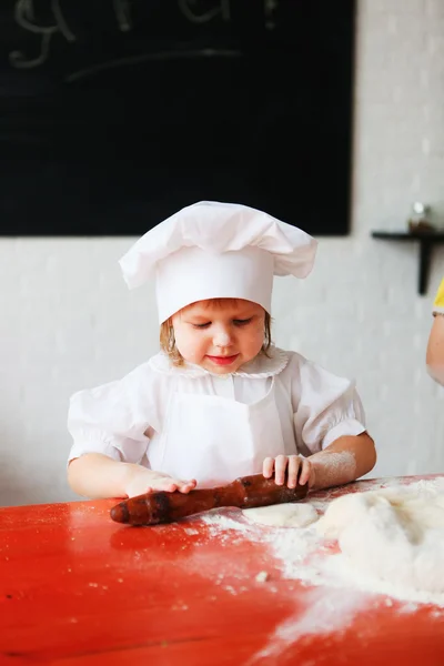 A criança cozinha . — Fotografia de Stock