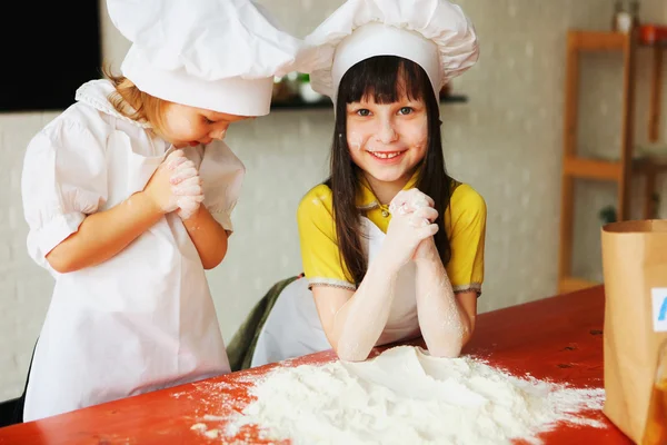 A criança cozinha . — Fotografia de Stock