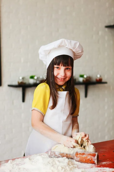 A criança cozinha . — Fotografia de Stock