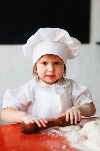 El niño cocina . —  Fotos de Stock