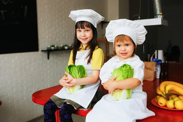 El niño cocina . — Foto de Stock