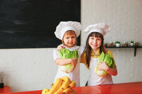 El niño cocina . — Foto de Stock