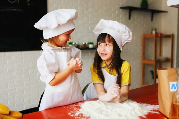 A criança cozinha . — Fotografia de Stock