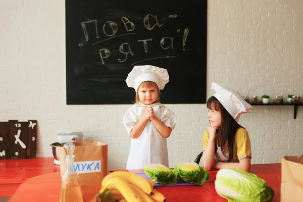 El niño cocina . —  Fotos de Stock