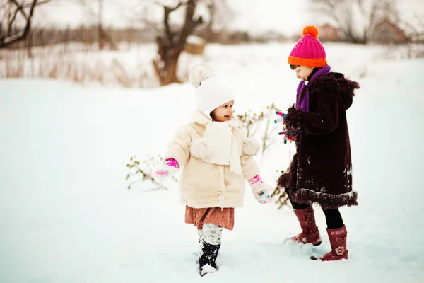 Bambini felici all'aperto . — Foto Stock