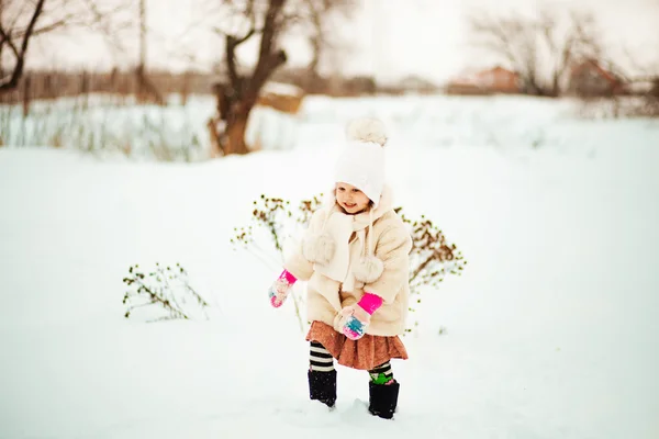 Enfants heureux en plein air . — Photo