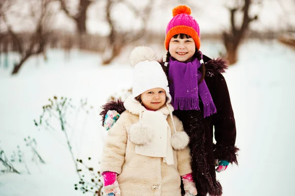 Bambini felici all'aperto . — Foto Stock