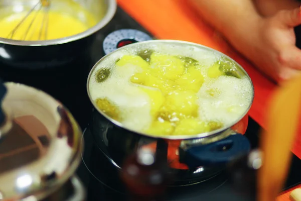 De gekookte aardappel. — Stockfoto