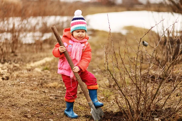 Il bambino in giardino . — Foto Stock