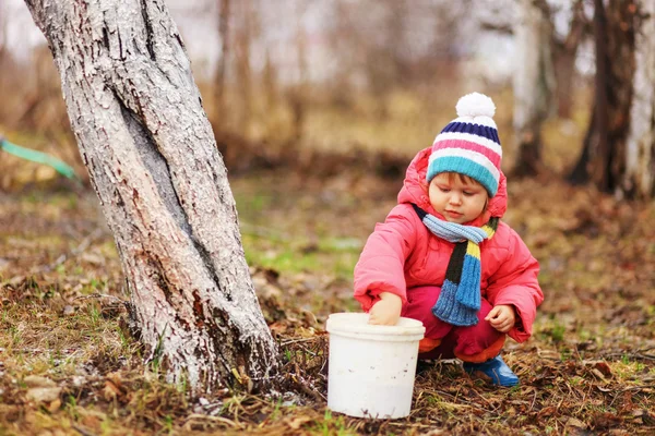 Il bambino in giardino . — Foto Stock