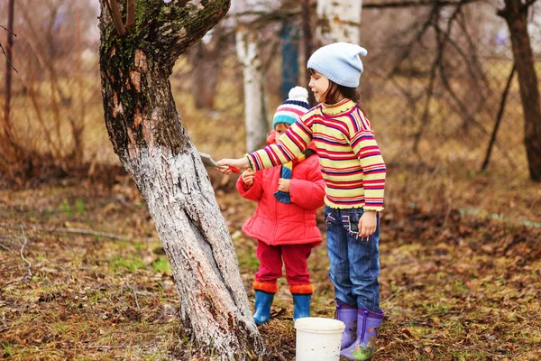 The child in garden. — Stock Photo, Image