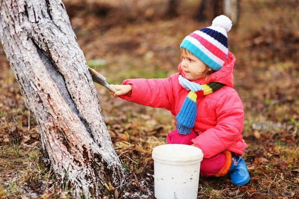 Das Kind im Garten. — Stockfoto