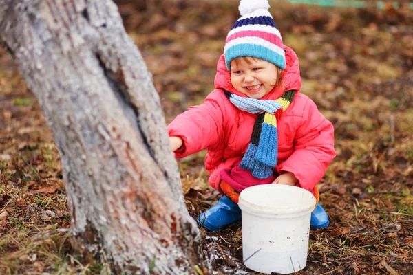 Das Kind im Garten. — Stockfoto