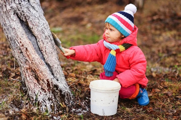 Das Kind im Garten. — Stockfoto