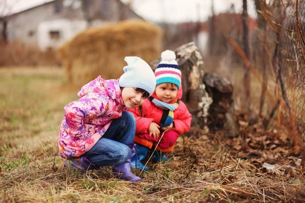 Das Kind im Garten. — Stockfoto