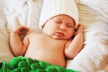 bebek yatakta.