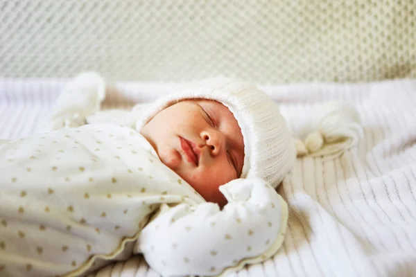 Baby im Bett. — Stockfoto