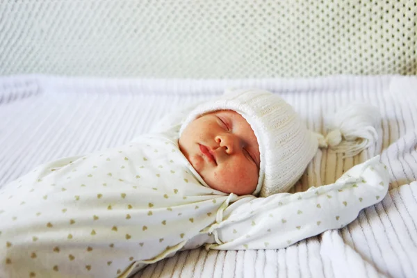 Bebé en la cama . — Foto de Stock