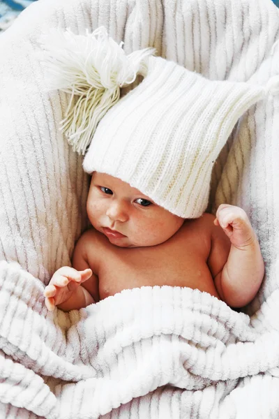 Baby im Bett. — Stockfoto