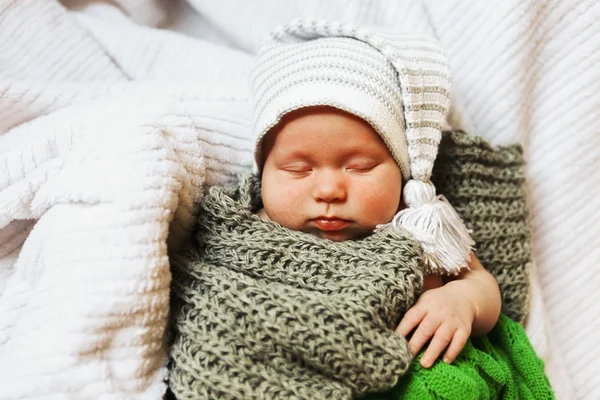 Baby im Bett. — Stockfoto