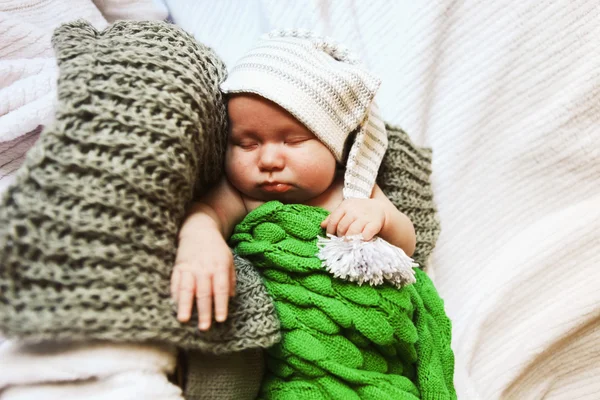 Baby im Bett. — Stockfoto