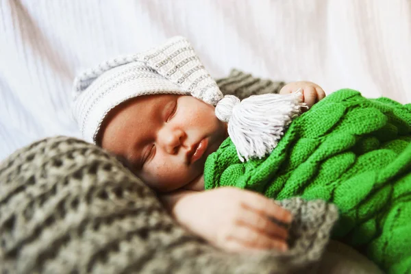 Barnet i sängen. — Stockfoto