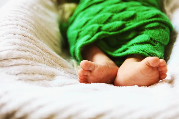 Bebé en la cama . — Foto de Stock