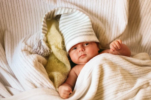 Baby im Bett. — Stockfoto