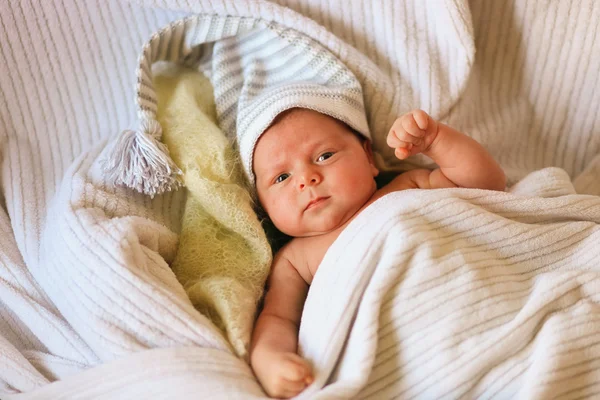 Baby im Bett. — Stockfoto