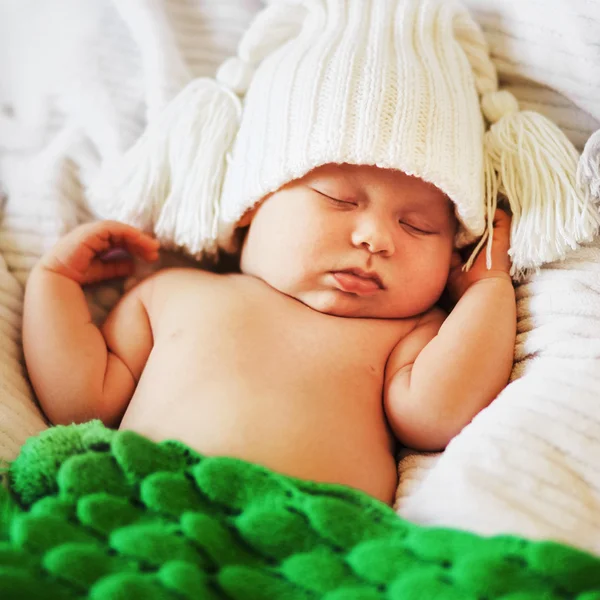 Baby im Bett. — Stockfoto